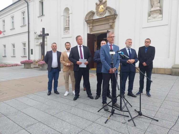 Konferencja prasowa kandydatów Konfederacji w Rzeszowie