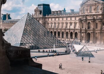 Muzeum w pałacu wersalskim i Luwr zamknięte z powodu zagrożeń