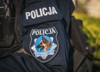 Policjanci eskortowali do&nbsp;szpitala kobietę, która&nbsp;wymagała natychmiastowej pomocy