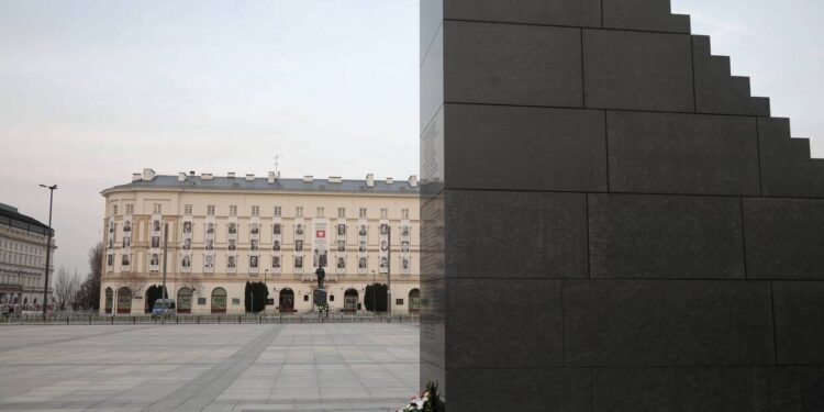 Akcja służb w Warszawie.  Mężczyzna wszedł na pomnik smoleński