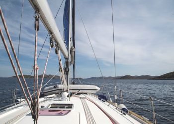 Marynarka wojenna uratowała na&nbsp;Atlantyku rannego żeglarza z&nbsp;Polski