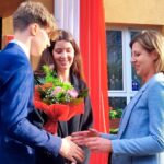 Jabłoń Pamięci Rodziny Ulmów zasadzona została przy IX LO w Rzeszowie 3 - Polskie Radio Rzeszów Jabłoń Pamięci Rodziny Ulmów zasadzona została przy IX LO w Rzeszowie - Polskie Radio Rzeszów