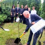 Jabłoń Pamięci Rodziny Ulmów zasadzona została przy IX LO w Rzeszowie 6 - Polskie Radio Rzeszów Jabłoń Pamięci Rodziny Ulmów zasadzona została przy IX LO w Rzeszowie - Polskie Radio Rzeszów