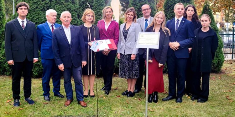 Jabłoń Pamięci Rodziny Ulmów zasadzona została przy IX LO w Rzeszowie