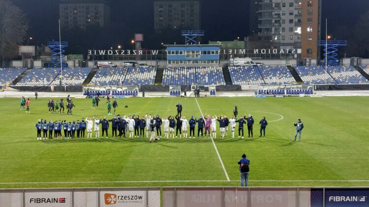 Piłka nożna. Stal Rzeszów triumfuje nad Górnikiem Łęczna