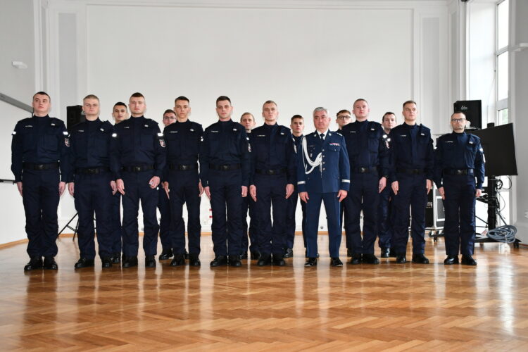 Szeregi rzeszowskiej policji zasili 15 nowych funkcjonariuszy