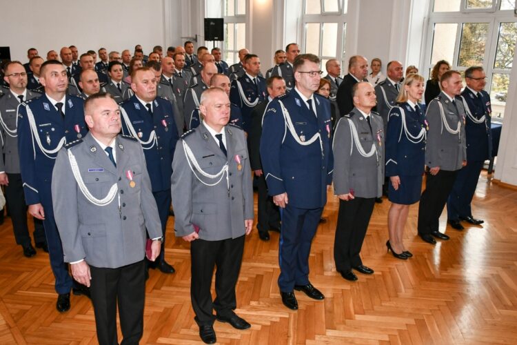 Odznaczenia dla podkarpackich policjantów 1 - Polskie Radio Rzeszów Odznaczenia dla podkarpackich policjantów