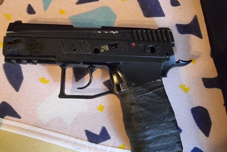 19-latek podawał się za policjanta. Zaopatrzył się w legitymację, kajdanki, pas i atrapę pistoletu