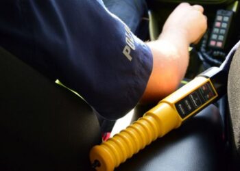 Pijany jechał na&nbsp;przebitych oponach i&nbsp;nie&nbsp;miał uprawnień do&nbsp;kierowania pojazdem