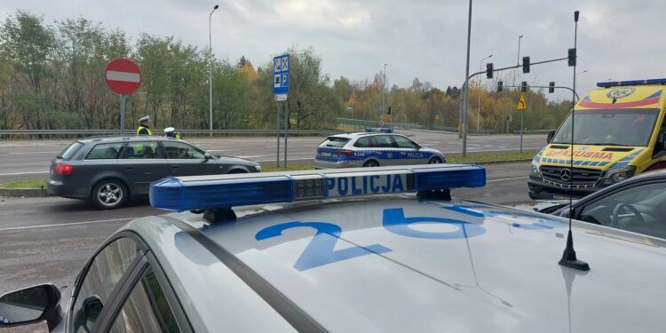 Policjanci i ratownicy medyczni na drogach powiatu przemyskiego