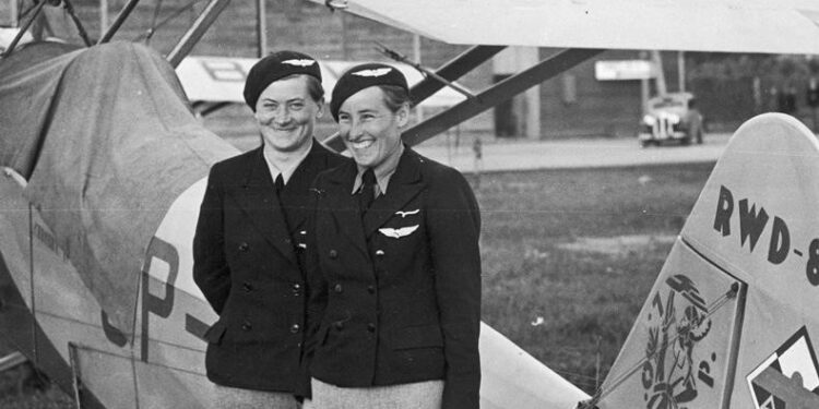 Pilot Wanda Modlibowska (z prawej)