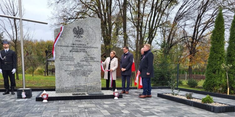 Upamiętnienie w Zalesiu, gmina Zarzecze