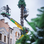 Na rzeszowskim Rynku rozpoczął się montaż choinki (zdjęcia) - Polskie Radio Rzeszów