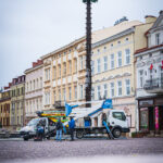 Na rzeszowskim Rynku rozpoczął się montaż choinki (zdjęcia) - Polskie Radio Rzeszów