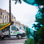 Na rzeszowskim Rynku rozpoczął się montaż choinki (zdjęcia) - Polskie Radio Rzeszów