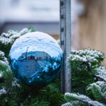 Na rzeszowskim Rynku rozpoczął się montaż choinki (zdjęcia) - Polskie Radio Rzeszów