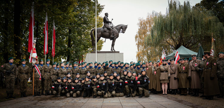 Obchody Święta Niepodległości pod pomnikiem Józefa Piłsudskiego w Rzeszowie (fotogaleria)