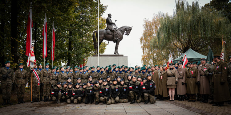 Zebranie przed pomnikiem Józefa Piłsudskiego