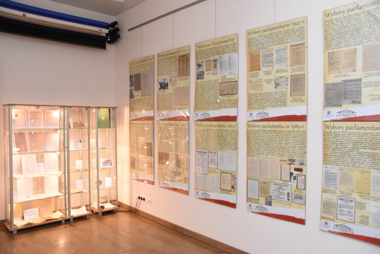 Wystawa poświęcona wyborom parlamentarnym w Polsce w powiatowym centrum w Ropczycach