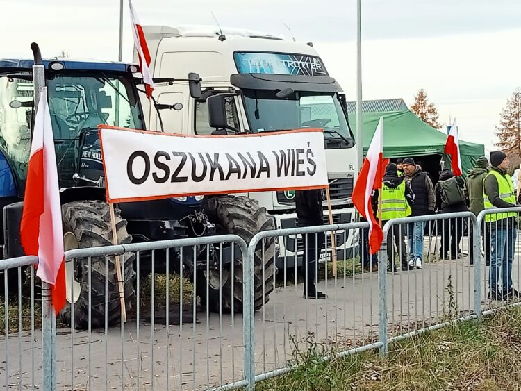 Rolnicy rozpoczęli protest przed przejściem granicznym w Medyce (zdjęcia)