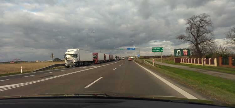 83 godziny muszą czekać ciężarówki na odprawę w Medyce