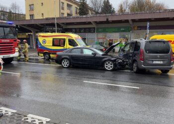 Wypadek na&nbsp;Hetmańskiej w&nbsp;Rzeszowie. Kierowca trafił do&nbsp;szpitala