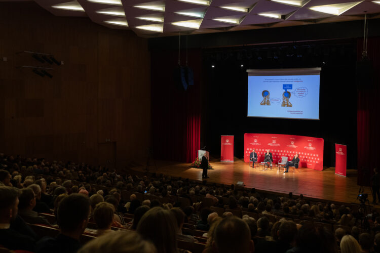 W Filharmonii Podkarpackiej wybrzmiały „Wielkie pytania w nauce”