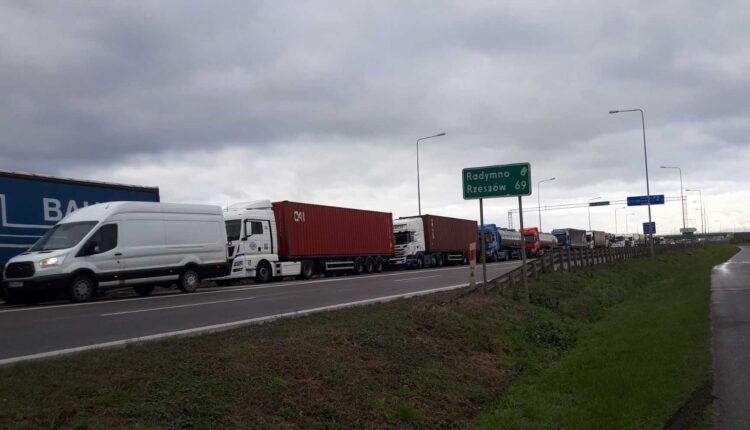 Nadal kolejki TIR-ów przed granicą z Ukrainą