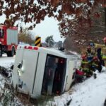 Bus przewrócił się na bok. Czworo dzieci z lekkimi obrażeniami - Polskie Radio Rzeszów