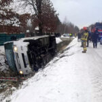 Bus przewrócił się na bok. Czworo dzieci z lekkimi obrażeniami - Polskie Radio Rzeszów