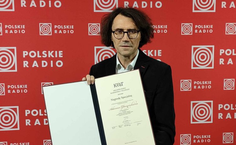 Nagroda specjalna dla Adama Głaczyńskiego za reportaż "Tryptyk - Ulmowie. Rodzina’’ 1 - Polskie Radio Rzeszów Nagroda specjalna dla Adama Głaczyńskiego za reportaż „Tryptyk – Ulmowie. Rodzina’’