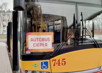 Autobus ciepła na ulicach miasta