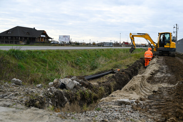 Rozpoczęła się budowa chodnika wzdłuż drogi krajowej nr 77 w Trześni