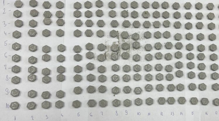 Policjanci zatrzymali dwóch mężczyzn za posiadanie narkotyków