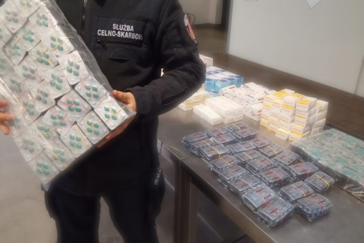 Na granicy udaremniony przemyt ponad 47 tys. sztuk tabletek na potencję