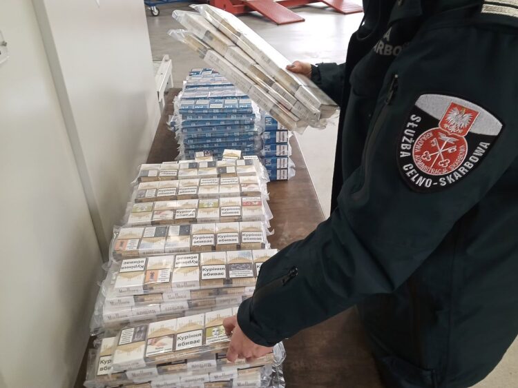 Przemyt ponad 850 paczek papierosów