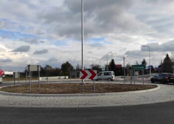 Zamiast niebezpiecznego skrzyżowania jest rondo. Inwestycja w&nbsp;Woli Mieleckiej