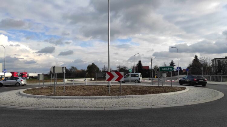Zamiast niebezpiecznego skrzyżowania jest rondo. Inwestycja w Woli Mieleckiej