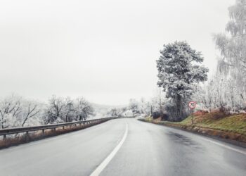 Ostrzeżenie. Drogi i&nbsp;chodniki będą bardzo śliskie