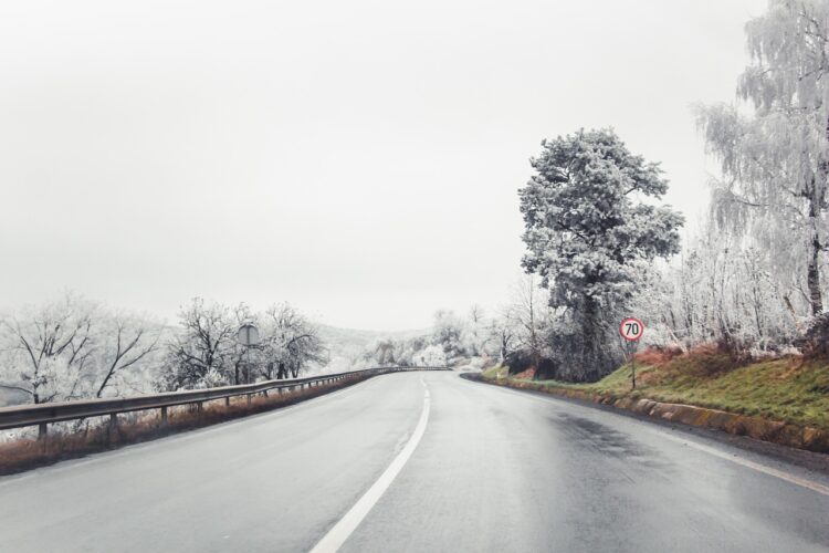 Ostrzeżenie. Drogi i chodniki będą bardzo śliskie