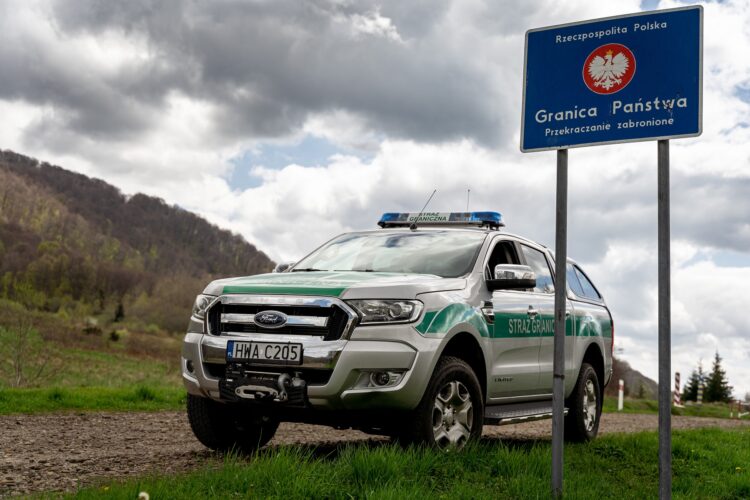 Para Norwegów biegała z psem wzdłuż granicy. Zapłacili po 500 złotych kary