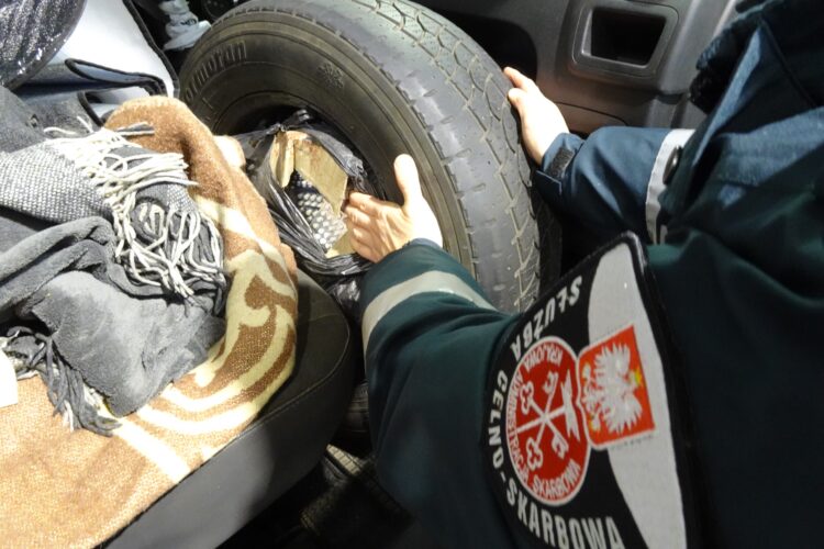 Celnicy udaremnili przemyt niebezpiecznych sterydów 1 - Polskie Radio Rzeszów Celnicy udaremnili przemyt niebezpiecznych sterydów