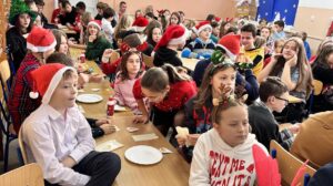 Wigilia pod hasłem „Jak to drzewiej bywało…” w tarnobrzeskiej szkole podstawowej - Polskie Radio Rzeszów