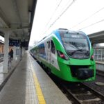 Na Podkarpacie dotarły 4 pociągi hybrydowe z podwójnym napędem: elektrycznym i spalinowym 8 - Polskie Radio Rzeszów Na Podkarpacie dotarły 4 pociągi hybrydowe z podwójnym napędem: elektrycznym i spalinowym - Polskie Radio Rzeszów