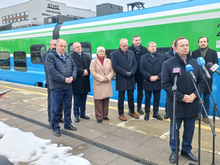 Na Podkarpacie dotarły 4 pociągi hybrydowe z podwójnym napędem: elektrycznym i spalinowym 1 - Polskie Radio Rzeszów Na Podkarpacie dotarły 4 pociągi hybrydowe z podwójnym napędem: elektrycznym i spalinowym
