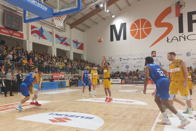 Koszykówka. Zacięty mecz Sokoła Łańcut z MKS Dąbrowa Górnicza