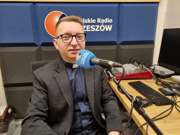 Rozmowa z ks. Pawłem Koniecznym, zastępcą dyrektora Caritas Archidiecezji Przemyskiej 1 - Polskie Radio Rzeszów Rozmowa z ks. Pawłem Koniecznym, zastępcą dyrektora Caritas Archidiecezji Przemyskiej