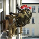 Niecodzienna akcja komandosów. Wręczyli dzieciom prezenty 4 - Polskie Radio Rzeszów Niecodzienna akcja komandosów. Wręczyli dzieciom prezenty - Polskie Radio Rzeszów