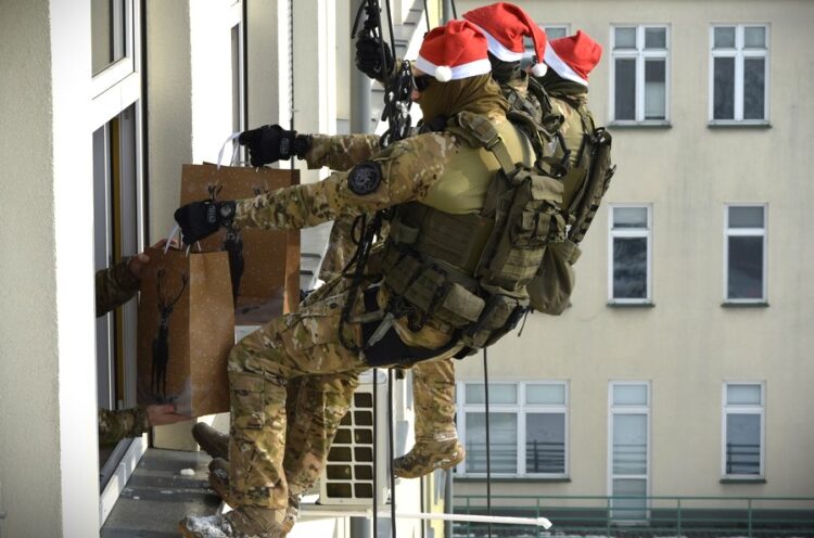 Niecodzienna akcja komandosów. Wręczyli dzieciom prezenty 1 - Polskie Radio Rzeszów Niecodzienna akcja komandosów. Wręczyli dzieciom prezenty