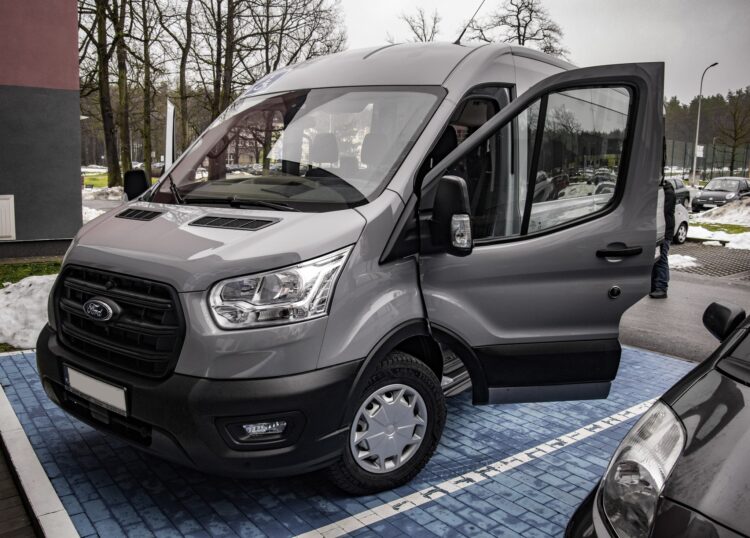 Nowy mikrobus trafił do Środowiskowego Domu Samopomocy w Nowej Dębie